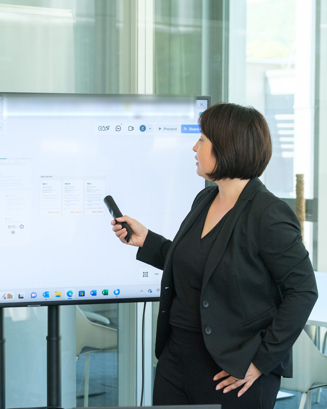 Carmen Breiter präsentiert in einem Seminar vor einem digitalen Whiteboard