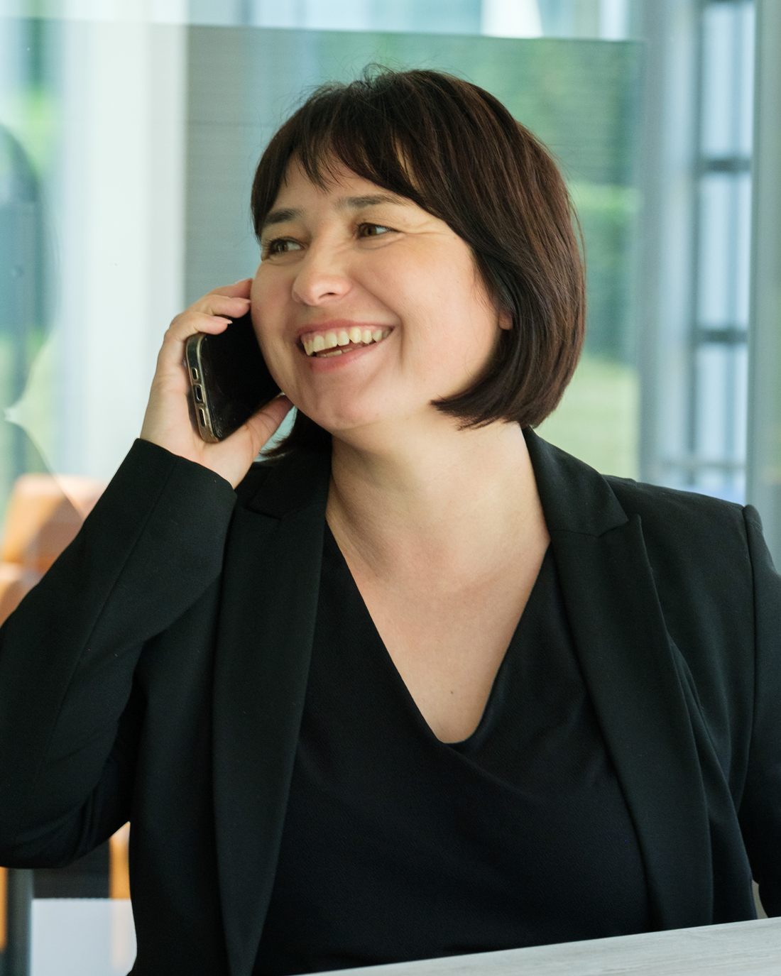 Carmen Breiter lacht beim Telefonieren